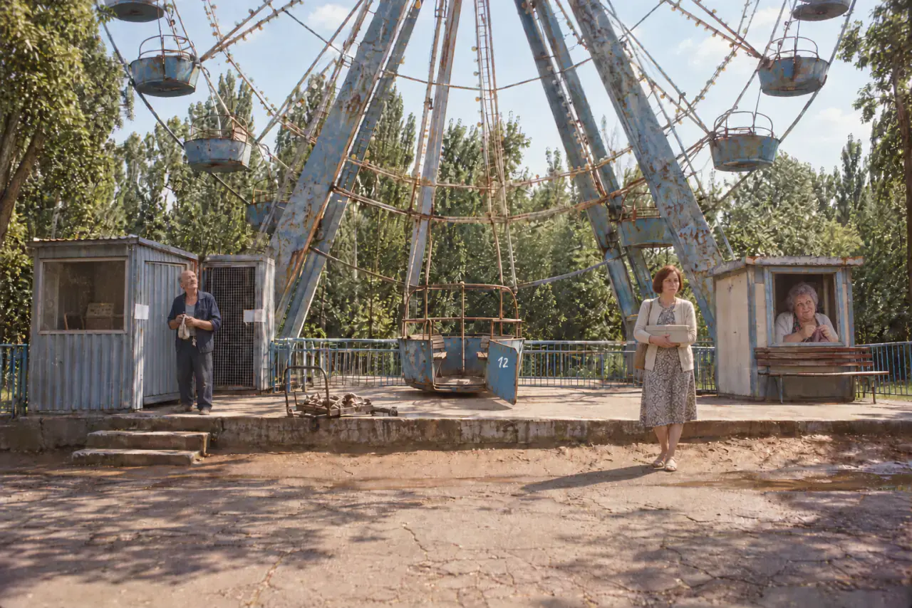 У колеса обозрения: мать Дениса, механик и кассирша в окошке